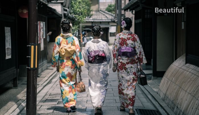 京都の街並みと振袖姿