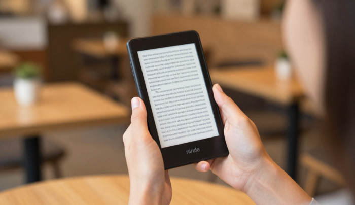 スマホでKindleアプリを開いて読書するイメージ